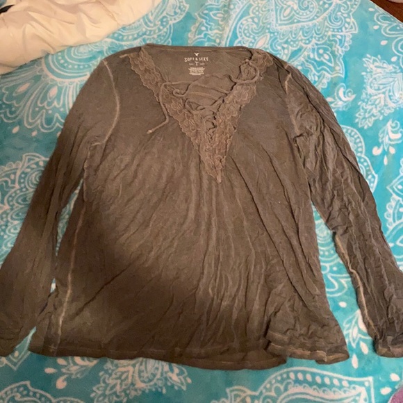 American Eagle long sleeve lace lined lace up V-neck shirt 🌿 - Picture 2 of 3
